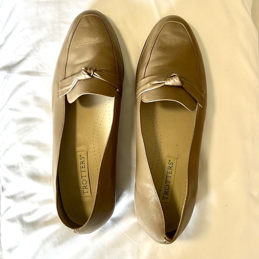 Trotters tan flats Relate model size 13 W